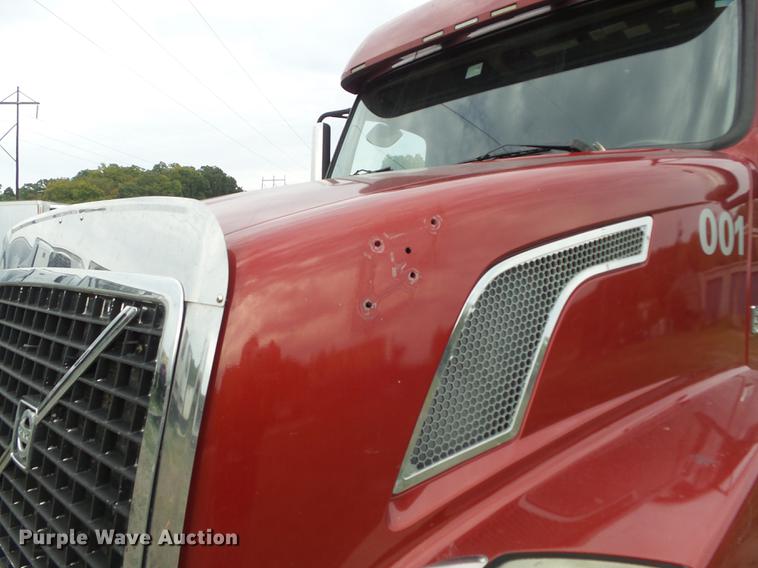 image for item DB6445 2009 Volvo VNL semi truck