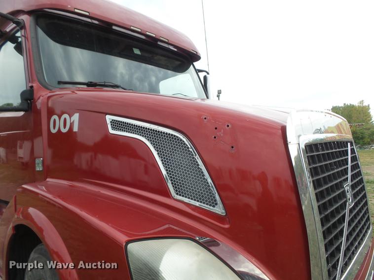 image for item DB6445 2009 Volvo VNL semi truck