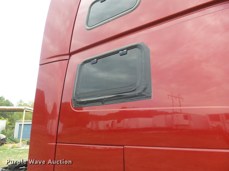 image for item DB6445 2009 Volvo VNL semi truck