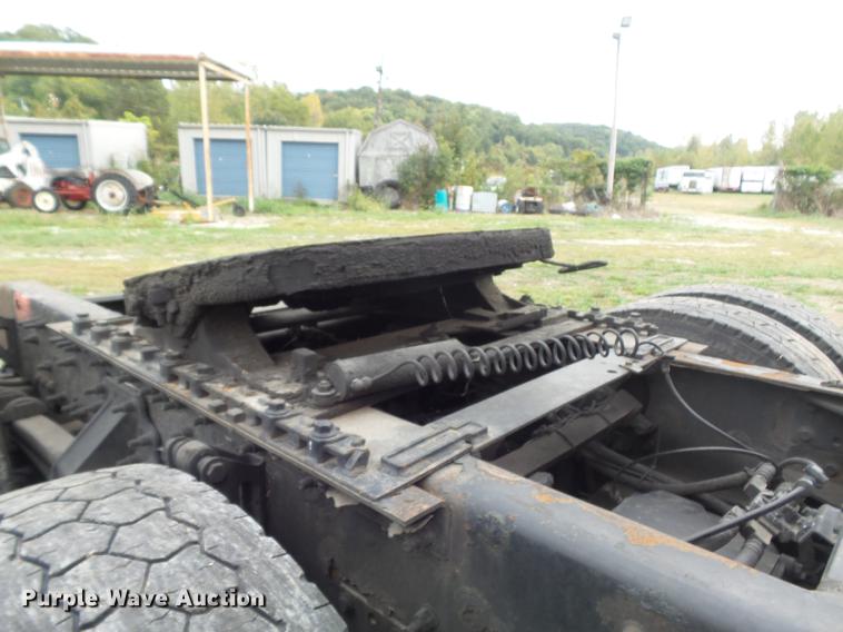 image for item DB6445 2009 Volvo VNL semi truck