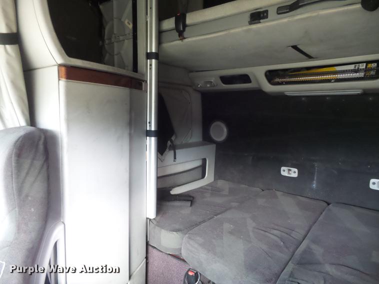 image for item DB6445 2009 Volvo VNL semi truck