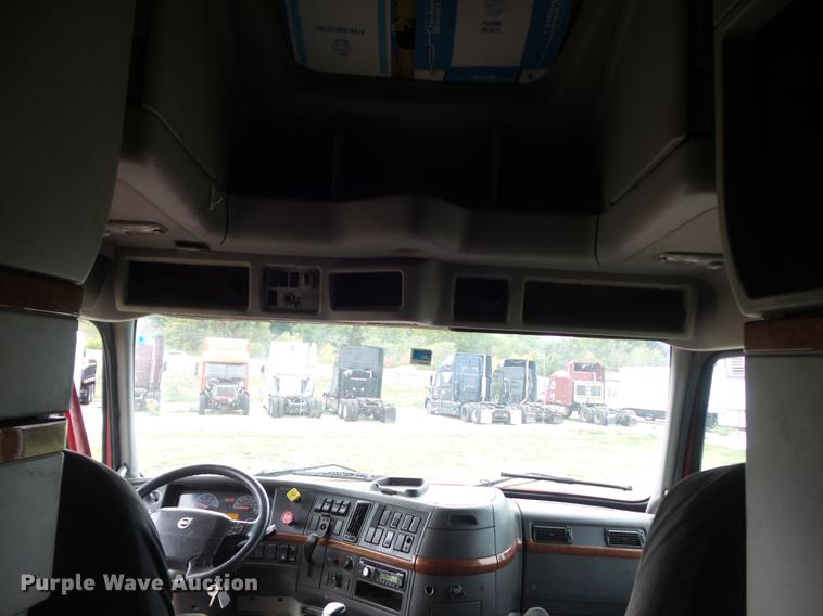 image for item DB6445 2009 Volvo VNL semi truck