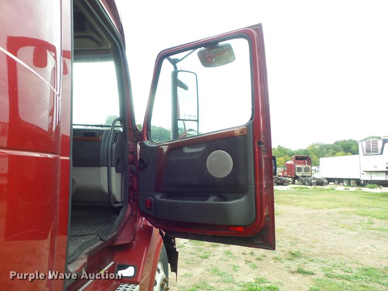 image for item DB6445 2009 Volvo VNL semi truck