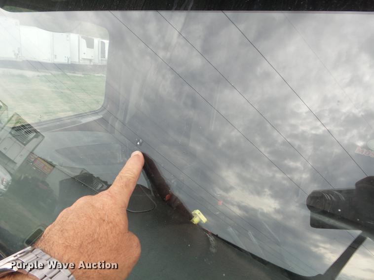 image for item DB6445 2009 Volvo VNL semi truck