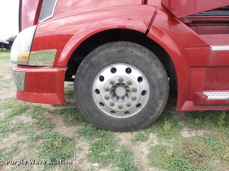 image for item DB6445 2009 Volvo VNL semi truck