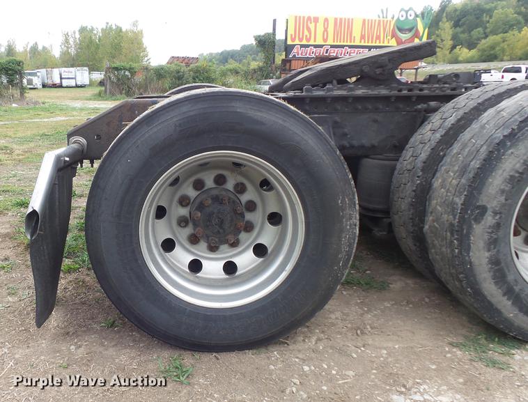 image for item DB6445 2009 Volvo VNL semi truck