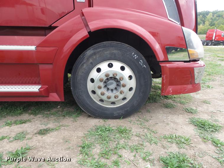 image for item DB6445 2009 Volvo VNL semi truck