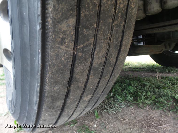 image for item DB6445 2009 Volvo VNL semi truck