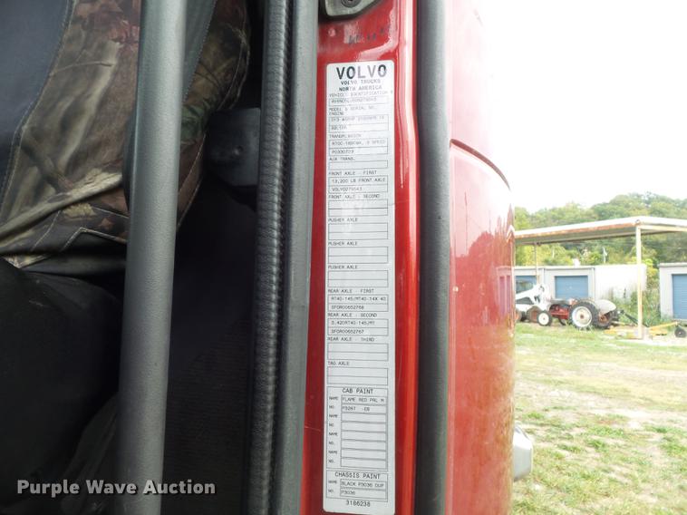 image for item DB6445 2009 Volvo VNL semi truck