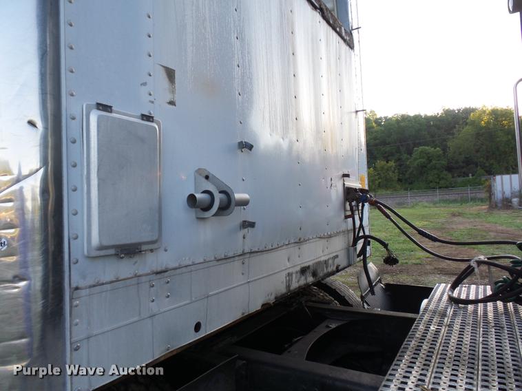 image for item DB6465 2002 Utility 300R refrigerated van trailer