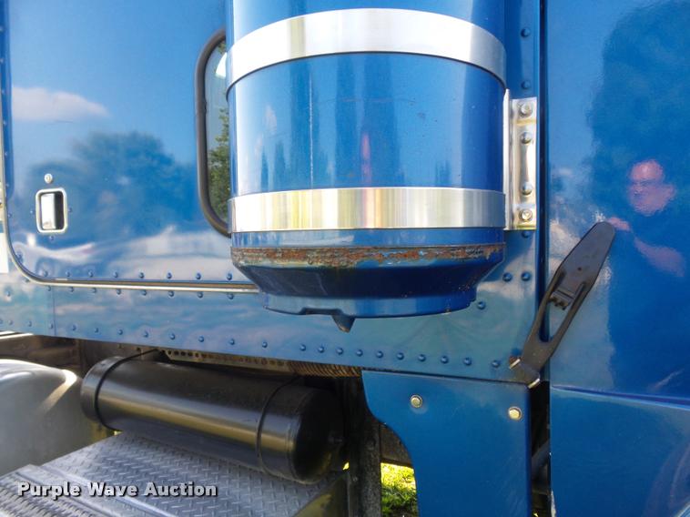 image for item DB6499 2000 Peterbilt 378 semi truck