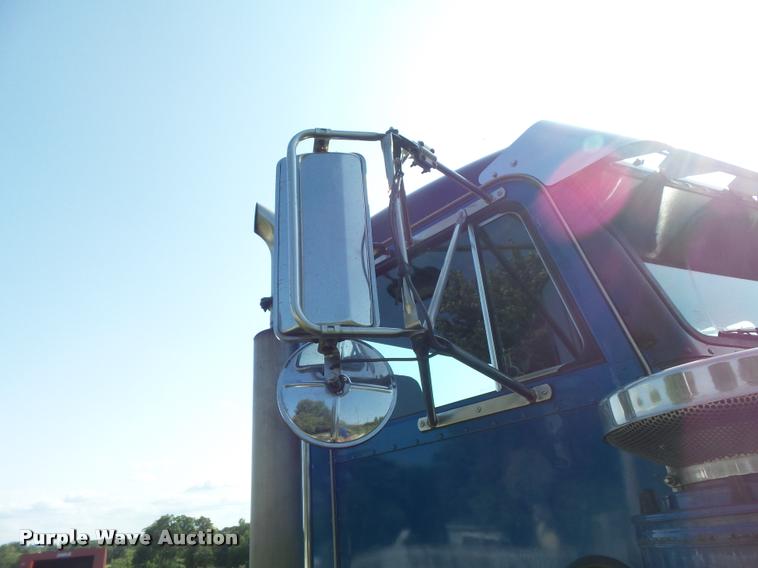 image for item DB6499 2000 Peterbilt 378 semi truck