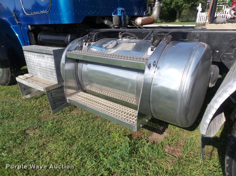 image for item DB6499 2000 Peterbilt 378 semi truck