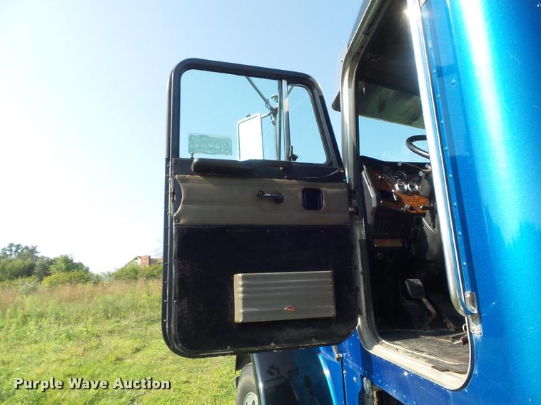 image for item DB6499 2000 Peterbilt 378 semi truck
