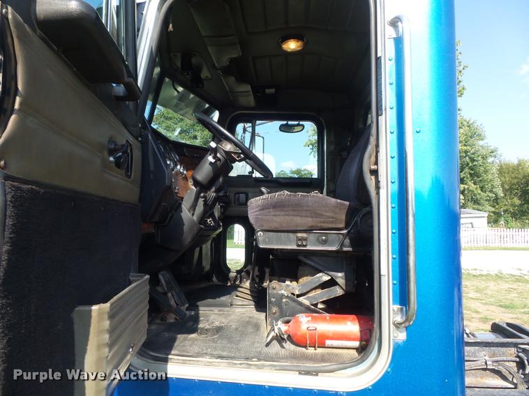 image for item DB6499 2000 Peterbilt 378 semi truck