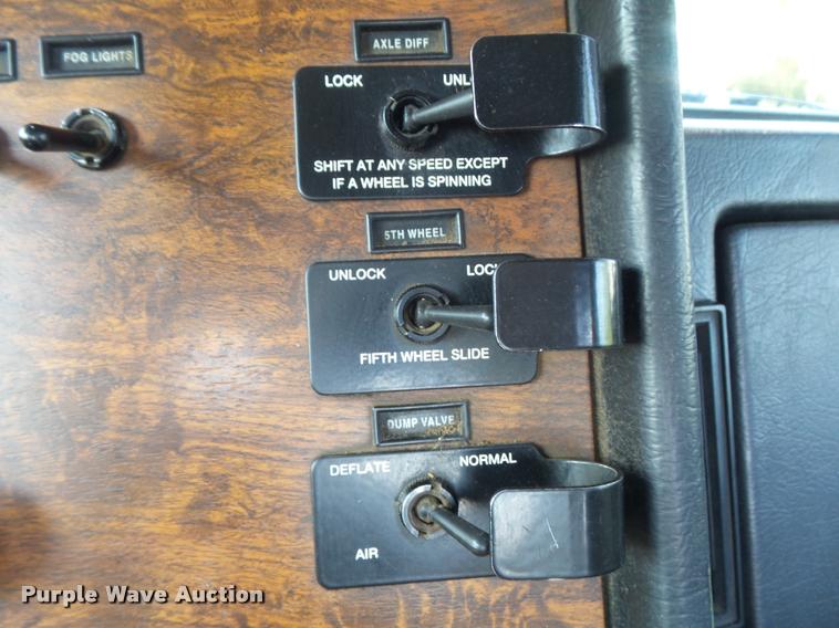 image for item DB6499 2000 Peterbilt 378 semi truck