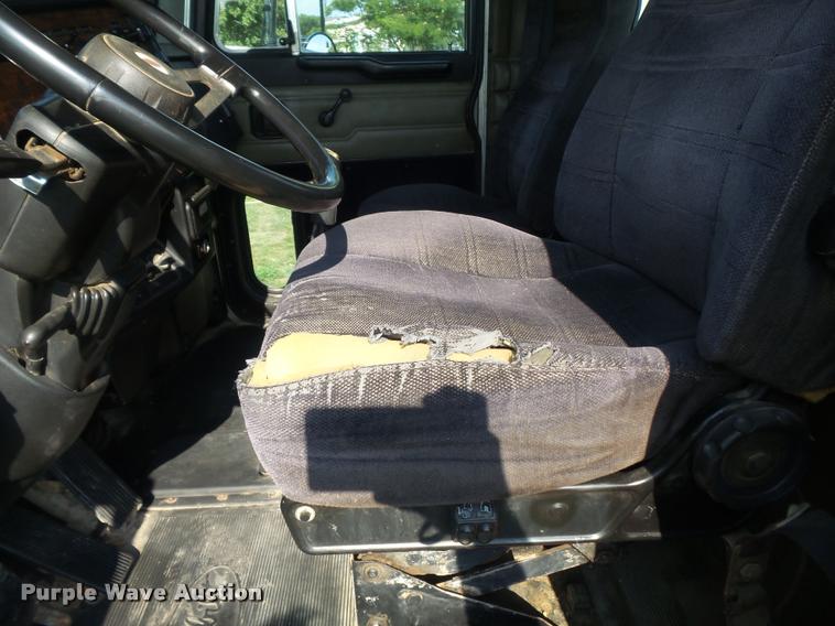 image for item DB6499 2000 Peterbilt 378 semi truck