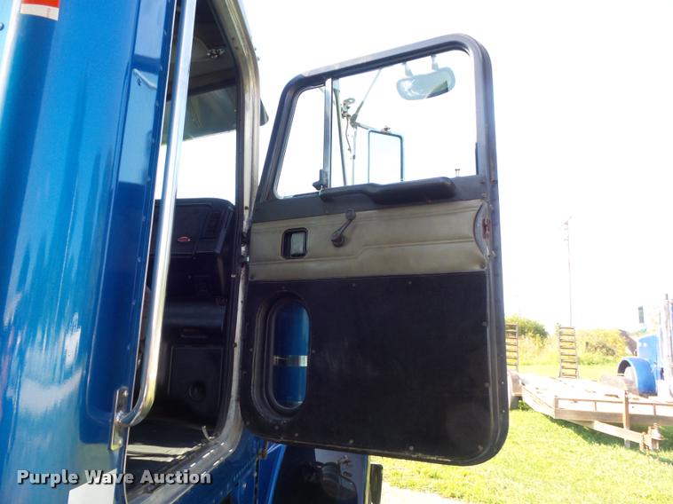 image for item DB6499 2000 Peterbilt 378 semi truck