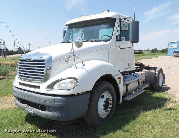 image for item DC3925 2006 Freightliner Columbia L120 semi truck