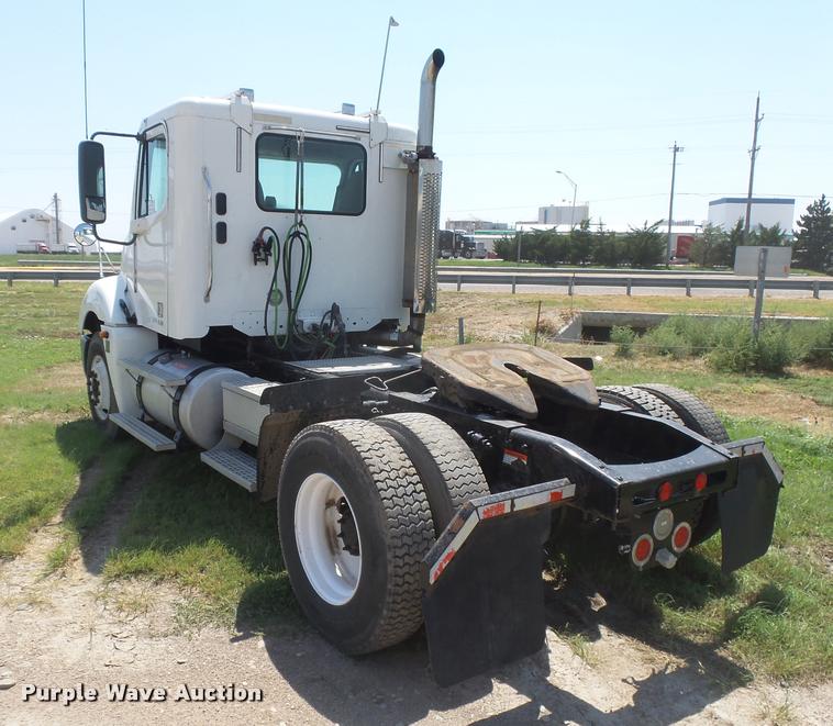 image for item DC3925 2006 Freightliner Columbia L120 semi truck