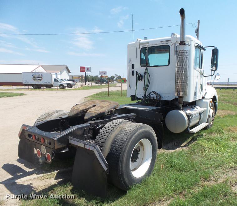 image for item DC3925 2006 Freightliner Columbia L120 semi truck