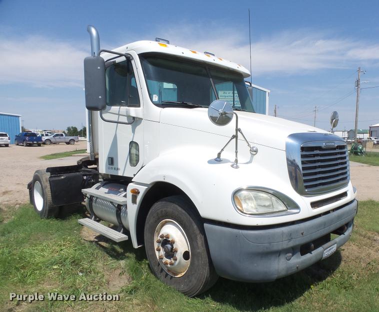 image for item DC3925 2006 Freightliner Columbia L120 semi truck