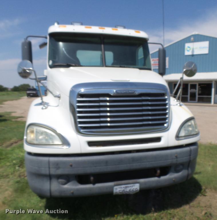 image for item DC3925 2006 Freightliner Columbia L120 semi truck