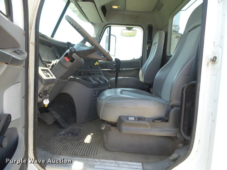 image for item DC3925 2006 Freightliner Columbia L120 semi truck