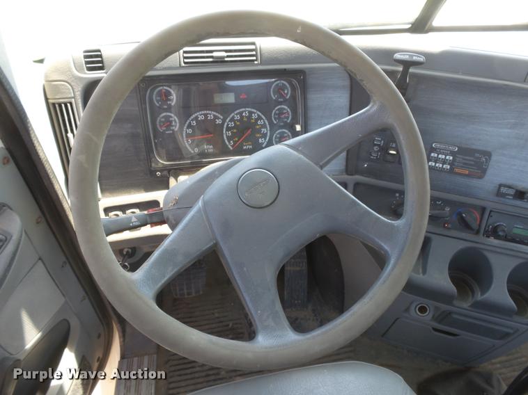 image for item DC3925 2006 Freightliner Columbia L120 semi truck
