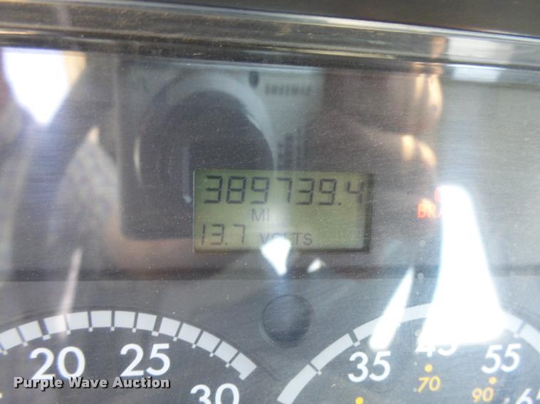 image for item DC3925 2006 Freightliner Columbia L120 semi truck