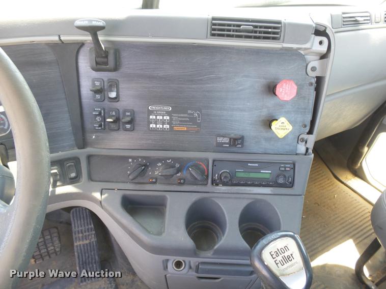 image for item DC3925 2006 Freightliner Columbia L120 semi truck