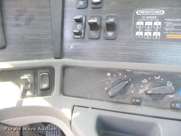 image for item DC3925 2006 Freightliner Columbia L120 semi truck