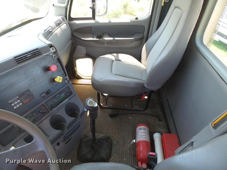 image for item DC3925 2006 Freightliner Columbia L120 semi truck