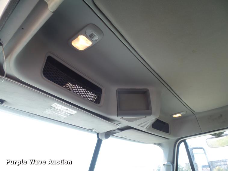 image for item DC3925 2006 Freightliner Columbia L120 semi truck