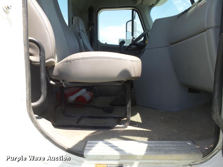 image for item DC3925 2006 Freightliner Columbia L120 semi truck