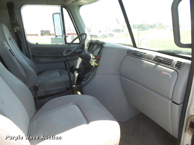 image for item DC3925 2006 Freightliner Columbia L120 semi truck