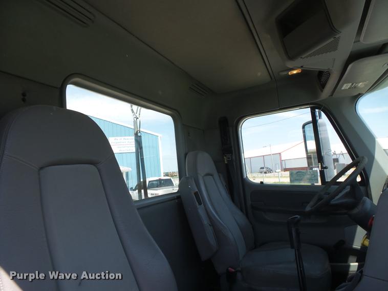 image for item DC3925 2006 Freightliner Columbia L120 semi truck