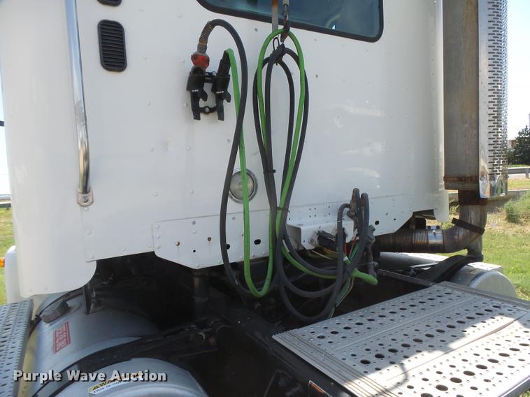 image for item DC3925 2006 Freightliner Columbia L120 semi truck