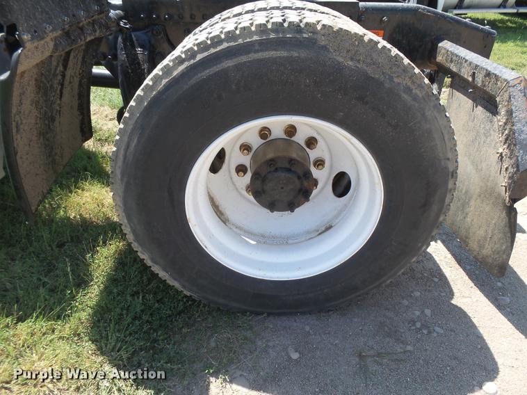 image for item DC3925 2006 Freightliner Columbia L120 semi truck