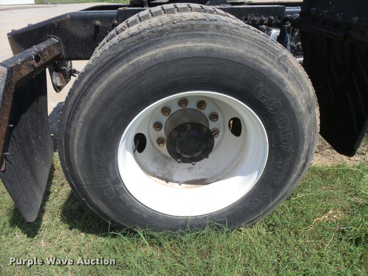 image for item DC3925 2006 Freightliner Columbia L120 semi truck