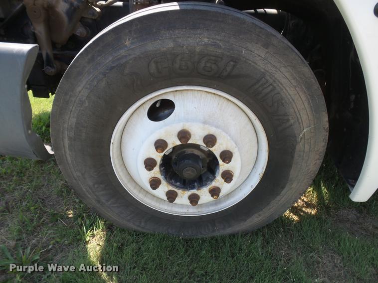 image for item DC3925 2006 Freightliner Columbia L120 semi truck