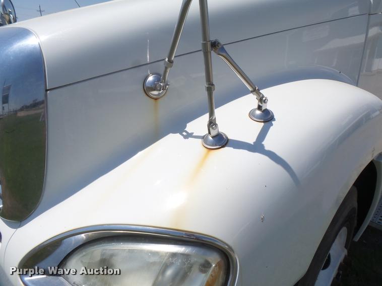 image for item DC3925 2006 Freightliner Columbia L120 semi truck