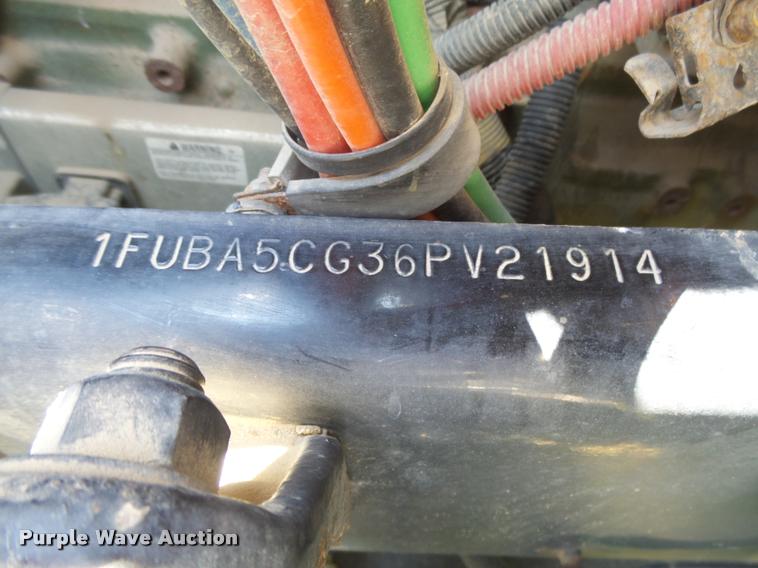 image for item DC3925 2006 Freightliner Columbia L120 semi truck