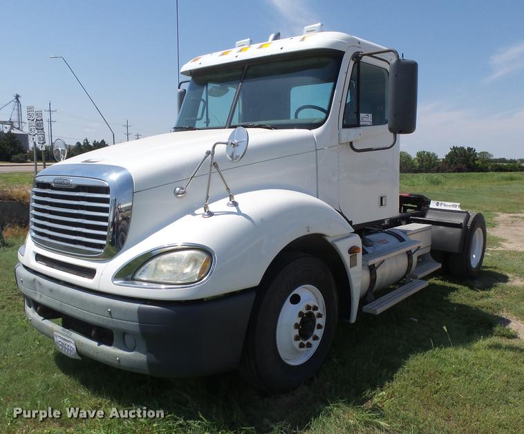 image for item DC3926 2006 Freightliner Columbia L120 semi truck
