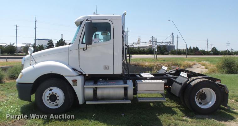 image for item DC3926 2006 Freightliner Columbia L120 semi truck