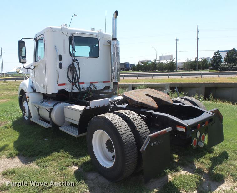 image for item DC3926 2006 Freightliner Columbia L120 semi truck