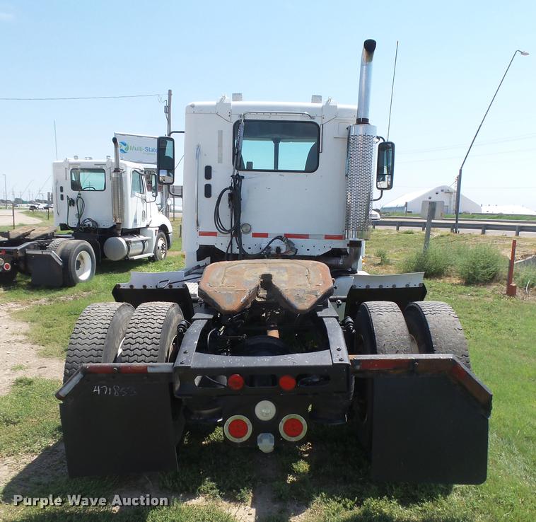 image for item DC3926 2006 Freightliner Columbia L120 semi truck