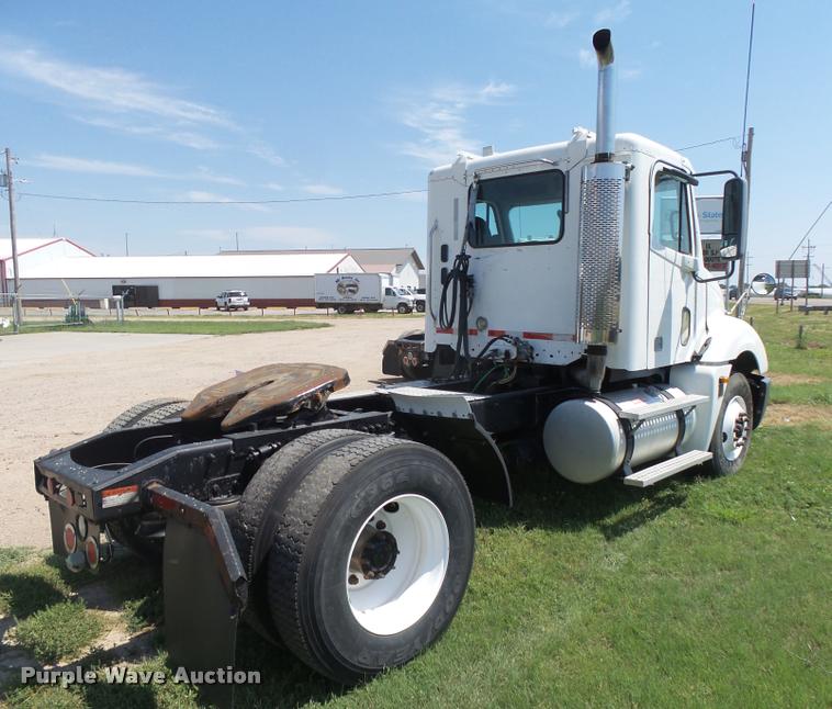 image for item DC3926 2006 Freightliner Columbia L120 semi truck