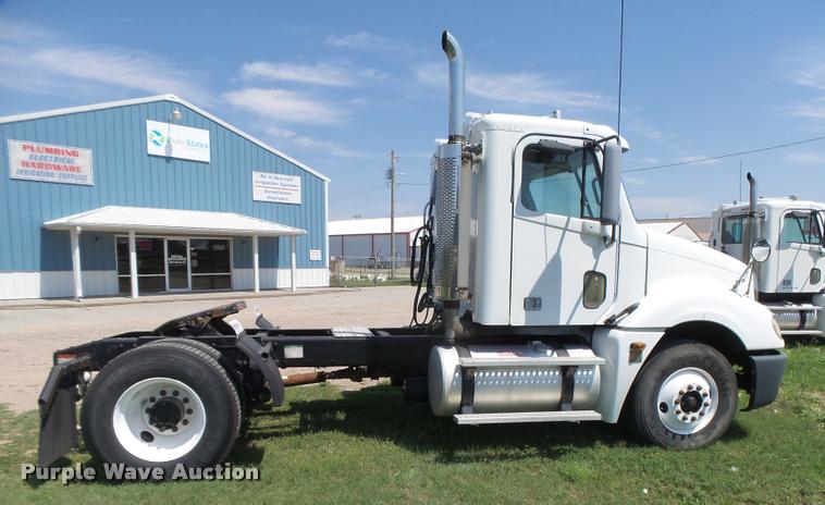 image for item DC3926 2006 Freightliner Columbia L120 semi truck