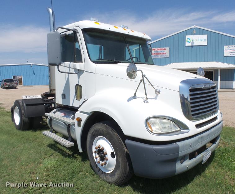 image for item DC3926 2006 Freightliner Columbia L120 semi truck